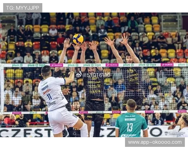 波兰男排超级杯第三局莱昂火力全开，卢布林25-16大胜掌握主动权