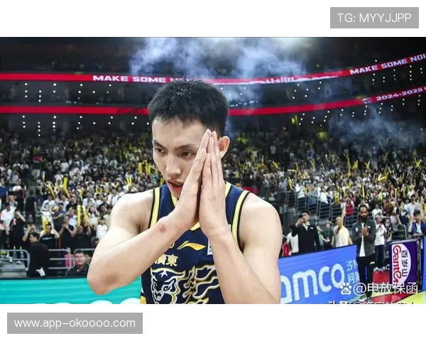 徐杰被背离赛场瞬间，队友掩面落泪