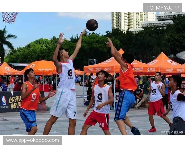 字母哥哥空切双手扣篮，无人盯防轻松得分